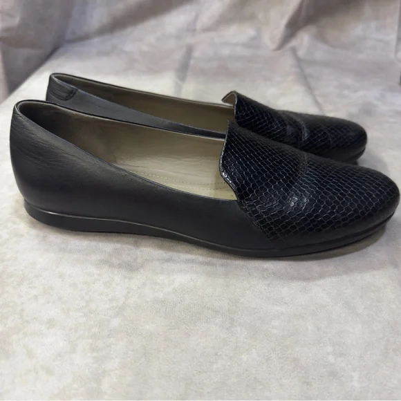 Ecco Touch Ballerina 2.0 Black Snakeskin Leather Loafers
Size 40 (US 9/9.5) - Picture 2 of 6
